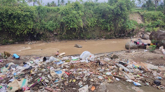 Kondisi sampah di sungai Meninting Lombok Barat NTB pada Rabu (3/1/2023) saat dilakukan brand audit produsen sampah oleh Walhi NTB dan Tim Peneliti ESN. Foto: IST.