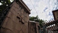 Rumah ini memiliki nomor 48 dan merupakan rumah paling mewah di komplek itu. Untuk merawat Ibunya, Tiko saat ini bekerja sebagai sekuriti perumahan di kawasan tempat tinggalnya. Tiko juga pernah keliling untuk berjualan gorengan sebelum kondisi ibundanya memburuk.