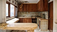 Kondisi dapur rumah Ibu Eny setelah lama tak perpakai. Bahkan dikabarkan juga, Ibu Eny dan Tiko harus menadahkan air hujan untuk keperluan mandi dan masak.