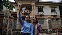 Akibat viral di media sosial, banyak warga berdatangan untuk mengambil gambar di rumah itu.