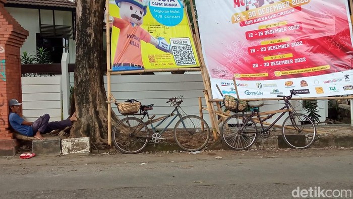 Kuli sindang di Cirebon menunggu pesanan.