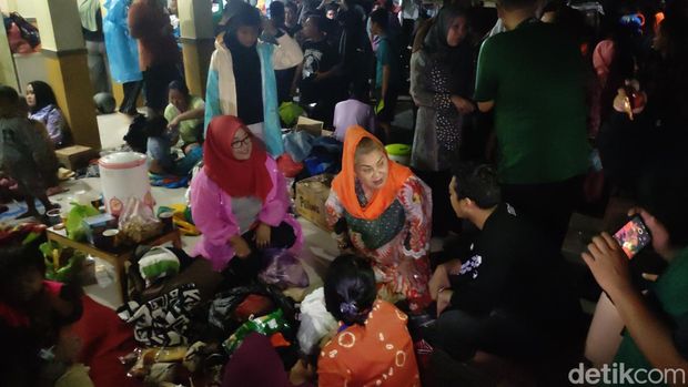 Lokasi pengungsian warga yang terdampak banjir bandang di perumahan Dinar Indah, Semarang, Jumat (6/1/2023) malam.