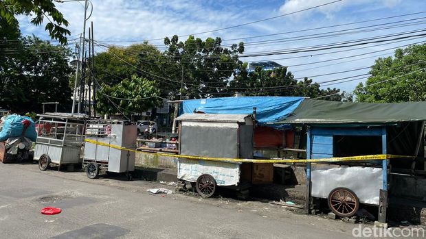 Lokasi pria dan wanita dibakar di Penjaringan, Jakarta Utara, dipasangi garis polisi.