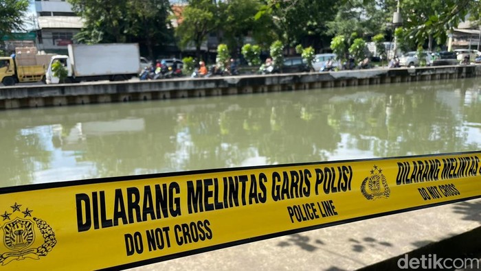 Lokasi pria dan wanita dibakar di Penjaringan, Jakarta Utara, dipasangi garis polisi.