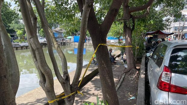 Lokasi pria dan wanita dibakar di Penjaringan, Jakarta Utara, dipasangi garis polisi.