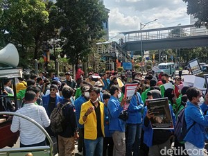 Mahasiswa Demo di Depan Kantor OJK, Tuntut 6 Hal Ini
