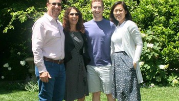 Tampak sederhana bila kita melihat gaya berpakaian Zuckerberg. Tetapi rupanya, harga kaos oblong itu dibuat secara khusus. T-shirt ini misalnya, kabarnya dibuat oleh perusahaan mode asal Italia, Brunello Cucinelli. Harga kaos oblong Mark Zuckerberg antara USD 300 sampai USD 400 untuk satuannya. Foto: Facebook