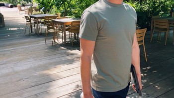 Dari zaman dulu sampai sekarang menginjak usia 38 tahun, penampilan Mark Zuckerberg tidak berubah. Ia tetap suka memakai kaos dan celana jeans. Foto: Facebook