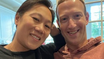 Sang istri Priscilla Chan pun selera pakaiannya tak banyak gaya. Zuck ternyata tak sekedar memakai kaos atau Hoodie yang sama, namun dia juga mempunyai kemeja yang sama. Dan selalu memakan sarapan yang persis sama agar cepat mengambil keputusan. Foto: Facebook