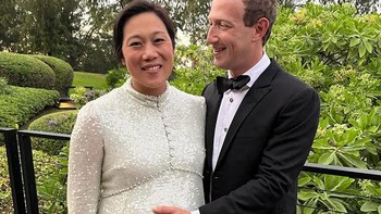 Kecuali dalam saat-saat tertentu, baru Zuck memakai pakaian sopan seperti bertemu orang penting atau event tertentu. Ini Zuck memegang perut sang istri yang hamil anak ketiga. Foto: Facebook