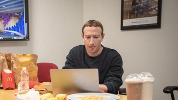 Bekerja di depan laptop dengan pakaian santai dan makan makanan cepat saji. Foto: Facebook