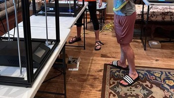 Bersama sang anak hanya dengan celana pendek, sandal dan kaos abu-abu favoritnya. Foto: Facebook