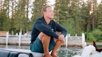 Hoodie juga sering dipakainya dan tak jarang bercelana pendek. Padahal hartanya ratusan triliun rupiah, tapi mungkin memang ia sudah nyaman dengan gaya semacam ini. Foto: Facebook