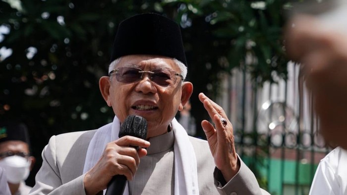 Wapres Maruf Amin memberikan keterangan pers usai salat Jumat di Masjid At-Taqwa, Jakarta Timur, Jumat (6/1/2023).