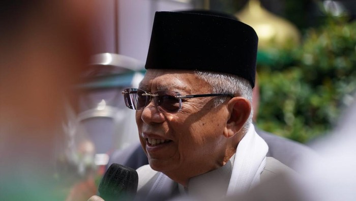 Wapres Maruf Amin memberikan keterangan pers usai salat Jumat di Masjid At-Taqwa, Jakarta Timur, Jumat (6/1/2023).
