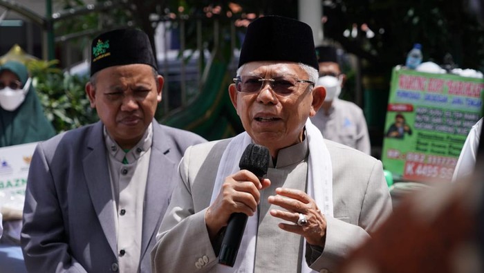 Wapres Maruf Amin memberikan keterangan pers usai salat Jumat di Masjid At-Taqwa, Jakarta Timur, Jumat (6/1/2023).
