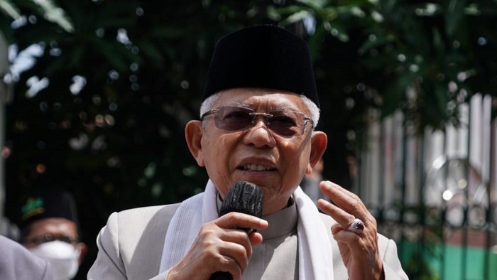 Wapres Maruf Amin memberikan keterangan pers usai salat Jumat di Masjid At-Taqwa, Jakarta Timur, Jumat (6/1/2023).