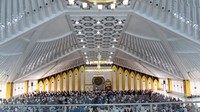 Warga menunaikan sholat jumat di Masjid Agung Dharmasraya. Bangunan di bagian dalam masjid ini terlihat megah.