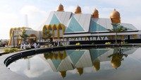 Sejumlah warga mengunjungi Masjid Agung Dharmasraya di Kabupaten Dharmasraya, Sumatera Barat, Jumat (6/1/2023). Masjid ini dibangun di atas lahan 67.193 meter persegi.