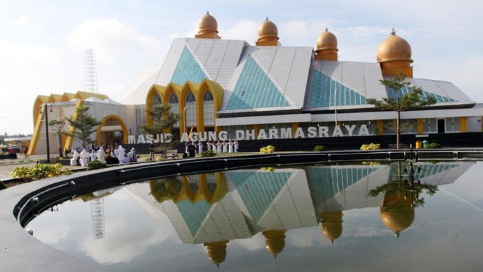 Sejumlah umat Islam melakukan sholat jumat di Masjid Agung Dharmasraya, Kabupaten Dharmasraya, Sumatera Barat, Jumat (6/1/2023). Masjid Agung Dharmasraya yang dibangun di atas lahan 67.193 meter persegi dengan biaya Rp103 miliyar tersebut diresmikan oleh Menteri PUPR Basuki Hadimuljono. ANTARA FOTO/Muhammad Arif Pribadi/nym.