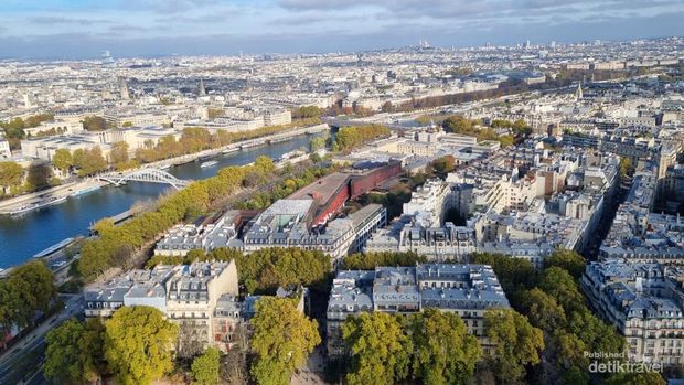 Tampak pemandangan Kota Paris dan sungai Seine dari ketinggian menara Eiffel