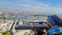 Dengan teropong kita bisa melihat Kota Paris lebih jelas dari Menara Eiffel.