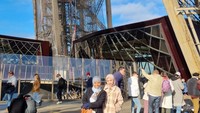 Berfoto dulu sebelum antre menuruni Menara Eiffel lewat tangga.