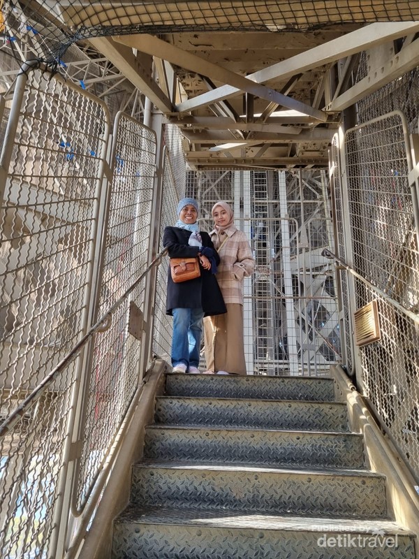 Setidaknya turun dari lantai dua kami menapaki 634 anak tangga di Menara Eiffel.