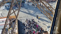 Tampak saat kami turun dari Menara Eiffel, antrean pengunjung di sore hari mulai sedikit berkurang.