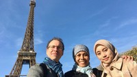Berpose sejenak selepas turun dari Menara Eiffel.