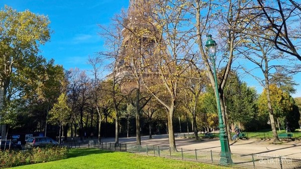 Menara Eiffel di Musim Dingin, Tetap Membeludak Turisnya!