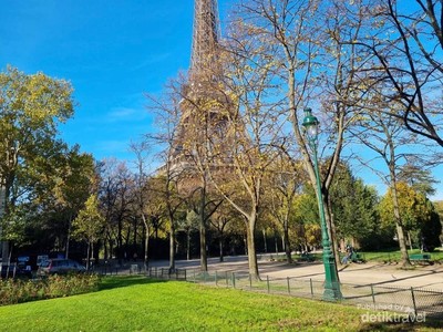Menara Eiffel di Musim Dingin, Tetap Membeludak Turisnya!