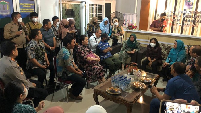 Menteri PPA I Gusti Ayu saat bertemu dengan Heni Zega, ibu asuh ABG yang hamil 8 bulan di Binjai, Sumut. (Foto: Istimewa)