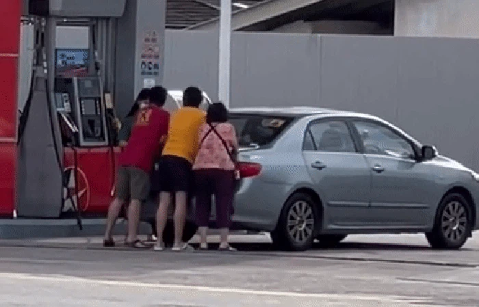 Mobil isi bensin sambil digoyang