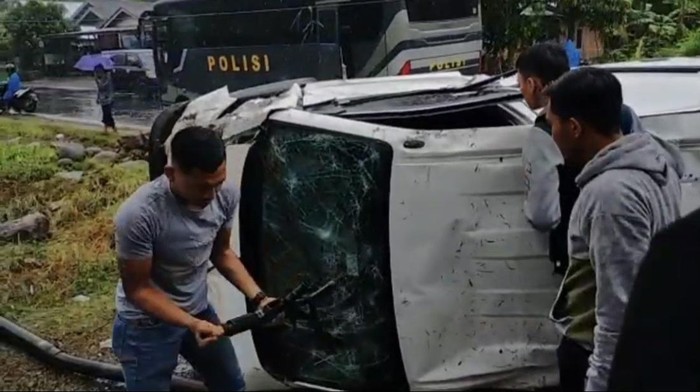 Mobil Pengangkut Uang Terbalik di Padang Pariaman, Miliaran Rupiah  Berserakan