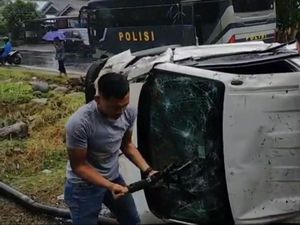 Mobil Pengangkut Uang Terbalik di Padang Pariaman, Miliaran Rupiah Berserakan