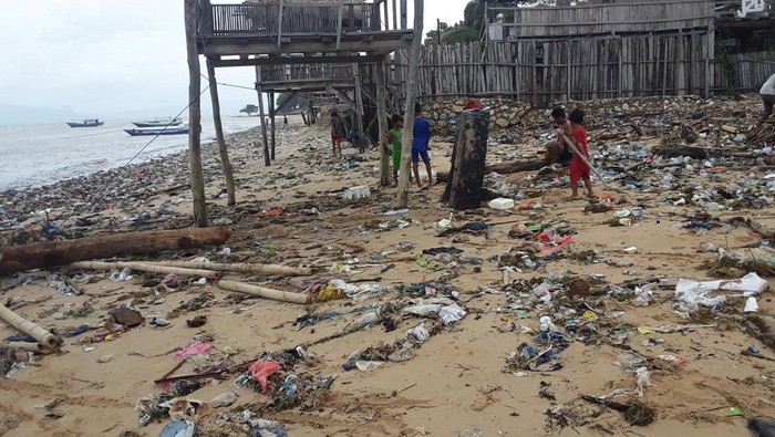 Pantai Oesapa, Kecamatan Kelapa Lima, Kota Kupang, Nusa Tenggara Timur (NTT) menjadi lautan sampah. (Yufen Ernesto)