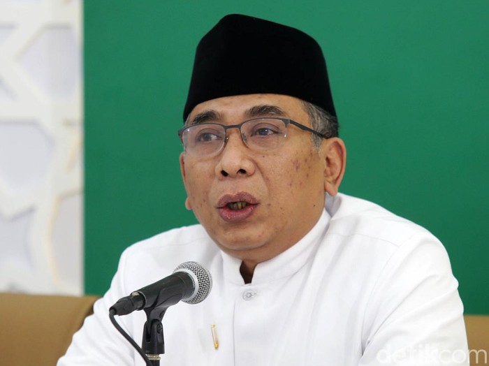 Ketua PBNU Amin Said Husni, Ketua Umum Pengurus Besar Nahdlatul Ulama (PBNU) K.H. Yahya Cholil Staquf dan Wasekjen PBNU Rahmat Hidayat Pulungan memberikan keterangan pers di Kantor Pusat PBNU, Jakarta, Jumat (6/1/2022). Pengurus Besar Nahdlatul Ulama (PBNU) secara resmi meluncurkan Mars Satu Abad NU.