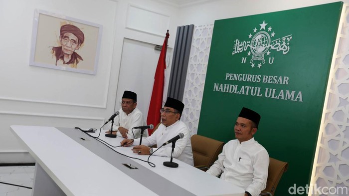 Ketua PBNU Amin Said Husni, Ketua Umum Pengurus Besar Nahdlatul Ulama (PBNU) K.H. Yahya Cholil Staquf dan Wasekjen PBNU Rahmat Hidayat Pulungan memberikan keterangan pers di Kantor Pusat PBNU, Jakarta, Jumat (6/1/2022). Pengurus Besar Nahdlatul Ulama (PBNU) secara resmi meluncurkan Mars Satu Abad NU.