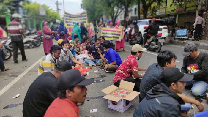 Pedagang Pasar Larangan Sidoarjo Turun Ke Jalan Tolak Relokasi