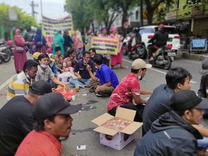 Pedagang Pasar Larangan Sidoarjo Turun ke Jalan Tolak Relokasi