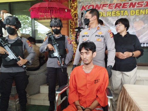 Pelaku pembunuhan wanita MiChat di Denpasar, R. Aryo Puspo Buwono dihadirkan saat konferensi pers di Mapolresta Denpasar, Jumat (6/1/2023). (Foto: Nuranda Indrajaya/detikBali)