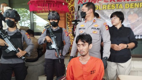 Pelaku pembunuhan wanita MiChat di Denpasar, R. Aryo Puspo Buwono dihadirkan saat konferensi pers di Mapolresta Denpasar, Jumat (6/1/2023). (Foto: Nuranda Indrajaya/detikBali)