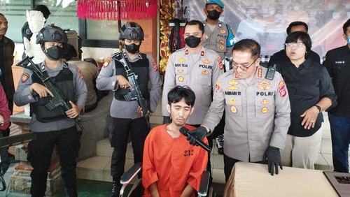 Pelaku pembunuhan wanita MiChat di Denpasar, R. Aryo Puspo Buwonodihadirkan saat konferensi pers di Mapolresta Denpasar, Jumat (6/1/2023). (Foto: Nuranda Indrajaya/detikBali)