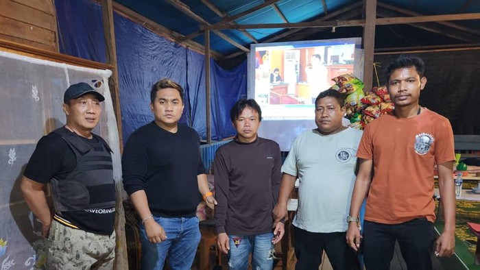 Pelaku pemerkosaan siswi SD (tengah) di Kapuas Hulu ditangkap polisi.