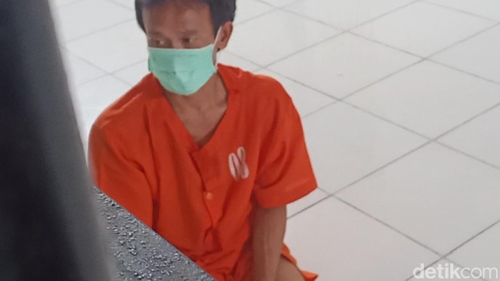 Pelaku saat ditahan di penjara usai bunuh ayah dan ibu kandung. (Ferdi Almunanda/detikSumut))
