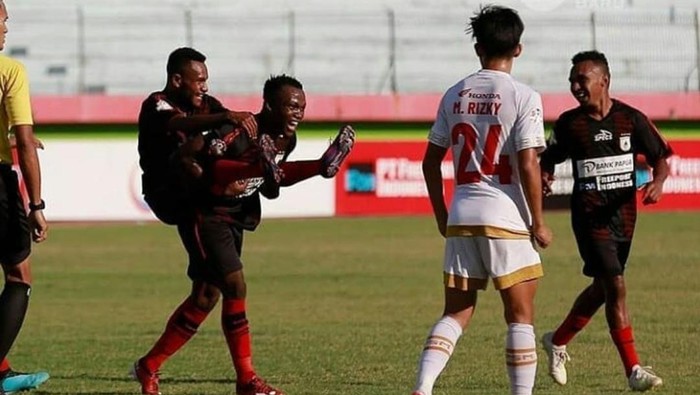 Pemain Persipura Gunansar Mandowen merayakan golnya ke gawang PSM Makassar.