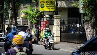 Bahkan meski melawan arah di depan kantor Polsek Kebayoran Lama, mereka cuek saja. 
