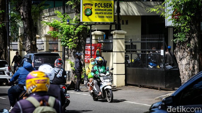 Pemotor ramai-ramai lawan arah di Jalan Ciputat Raya, Kebayoran Lama, Jakarta, Jumat (6/1/2023). Meski lawan arah di depan kantor polisi, mereka cuek saja tuh.