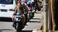 Sistem satu arah diberlakukan di sini. Pemotor yang hendak menuju Tanah Kusir harus putar balik dari perempatan Pondok Indah, baru masuk lewat Arteri Pondok Indah dan Jalan Ciputat Raya.